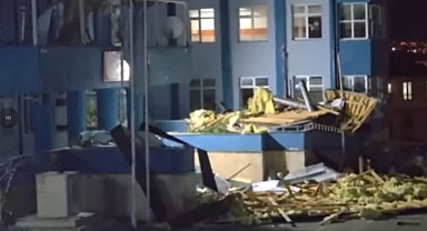 FIRTINA OKULUN ÇATISINI UÇURDU