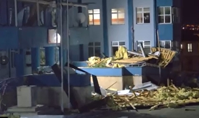 FIRTINA OKULUN ÇATISINI UÇURDU