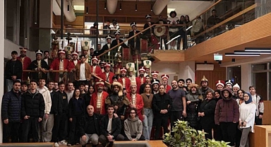 GENÇLER KÜTÜPHANEYE MEHTER MARŞIYLA GİRİYOR 