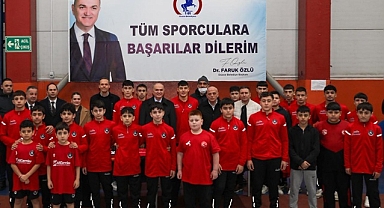 GÜREŞÇİLERE SPOR MALZEMELERİ DAĞITILDI