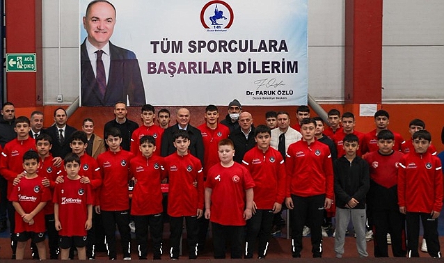 GÜREŞÇİLERE SPOR MALZEMELERİ DAĞITILDI