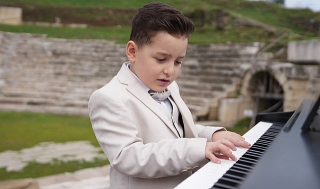 MİNİK PİYANİSTTEN ANTİK TİYATRODA BÜYÜLEYEN PERFORMANS