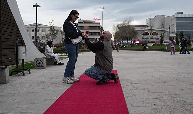 SEVEN ÇİFTLERE KIRMIZI HALI SÜRPRİZİ