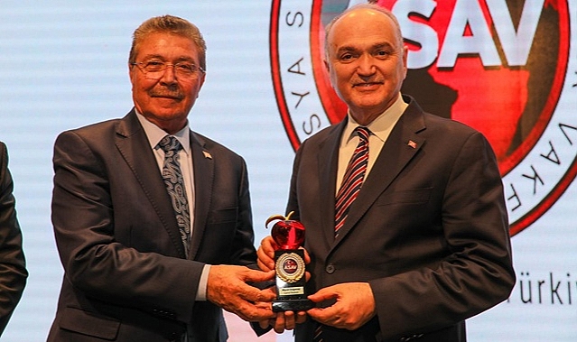 BAŞKAN ÖZLÜ’YE ‘KIZIL ELMA’ ÖDÜLÜ