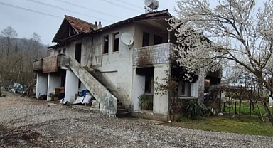 DÜZCE'DEKİ EV YANGININDA YAŞLI BİR KADIN CAN VERDİ