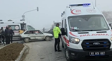 İKİ OTOMOBİL ÇARPIŞTI: 4 YARALI