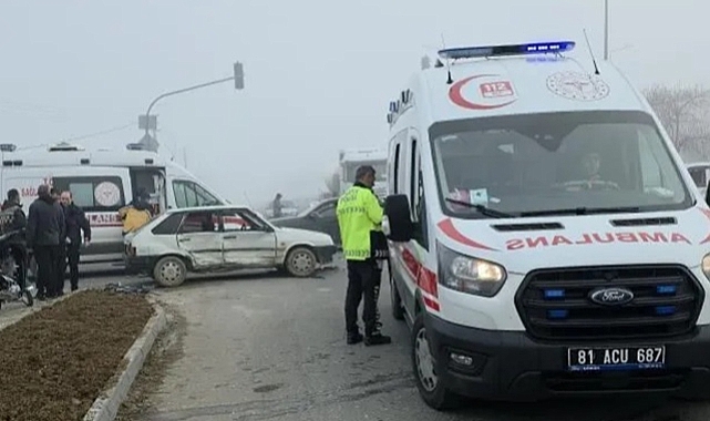 İKİ OTOMOBİL ÇARPIŞTI: 4 YARALI