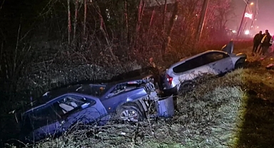 İKİ OTOMOBİL ÇARPIŞTI: 6 YARALI