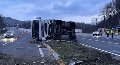 KONTROLDEN ÇIKAN TIR DEVRİLDİ