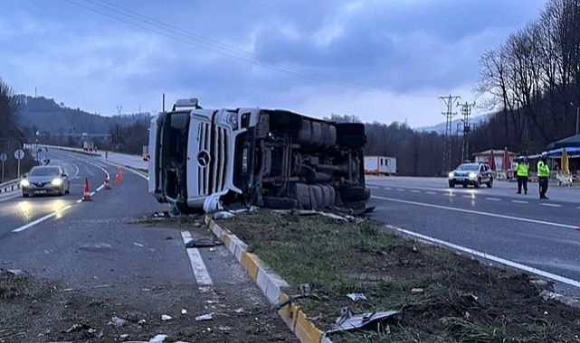 KONTROLDEN ÇIKAN TIR DEVRİLDİ