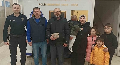 YOLDA BULDĞU PARA ÇANTASINI SAHİBİNE TESLİM ETTİ