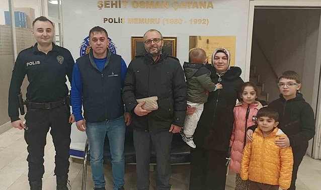 YOLDA BULDĞU PARA ÇANTASINI SAHİBİNE TESLİM ETTİ