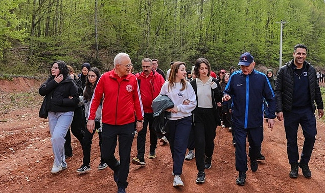 BAŞKAN ÖZLÜ GENÇLERLE TREKKİNG YAPTI