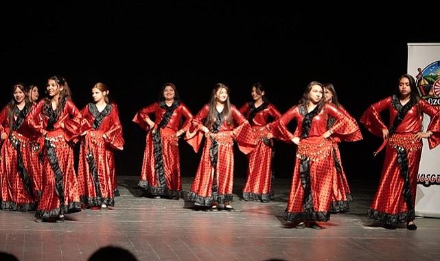 DÜNYA ROMANLAR GÜNÜ COŞKUYLA KUTLANDI