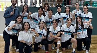 DÜZCE ÜNİVERSİTESİ KADIN FUTBOL TAKIMI İKİNCİ OLDU