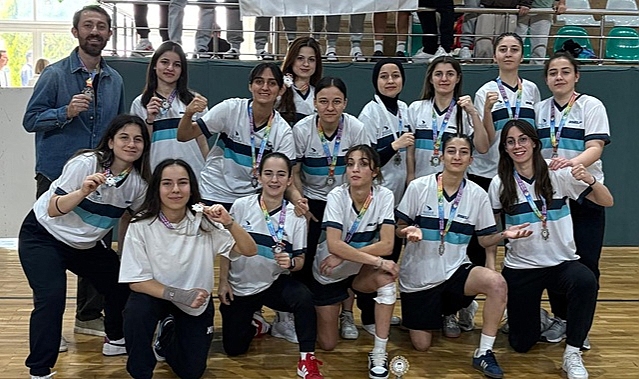 DÜZCE ÜNİVERSİTESİ KADIN FUTBOL TAKIMI İKİNCİ OLDU