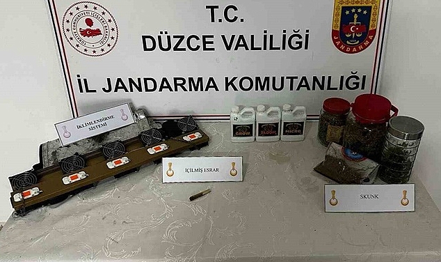 EVDE UYUŞTURUCU YETİŞTİREN 2 ŞÜPHELİ YAKALANDI