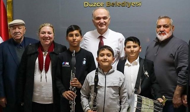 KÜÇÜK MÜZİSYENLERE BAŞKAN ÖZLÜ’DEN DESTEK SÖZÜ