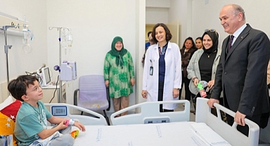 BAŞKAN ÖZLÜ, LÖSEMİ HASTASI ÇOCUĞU YALNIZ BIRAKMADI