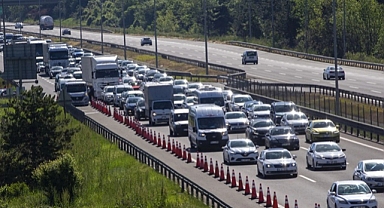 DÖNÜŞ YOLLARINDA TRAFİK YOĞUNLUĞU VAR