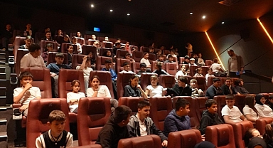 DÜZCE BELEDİYESİ’NDEN ÖĞRENCİLERE YÖNELİK SİNEMA ETKİNLİĞİ