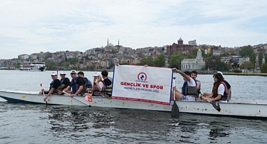 DÜZCELİ GENÇLER HALİÇ’TE KÜREK ÇEKTİ