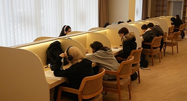 KÜTÜPHANENİN HUZURLU ORTAMI DERS ÇALIŞMA İSTEĞİNİ ARTIRIYOR
