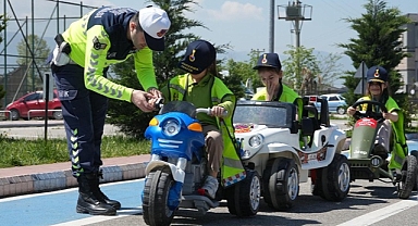 TRAFİK HAFTASI’NDA ÖĞRENCİLERE UYGULAMALI TRAFİK EĞİTİMİ