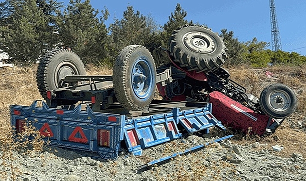 DEVRİLEN TRAKTÖRÜN ALTINDA KALAN SÜRÜCÜ ÖLDÜ
