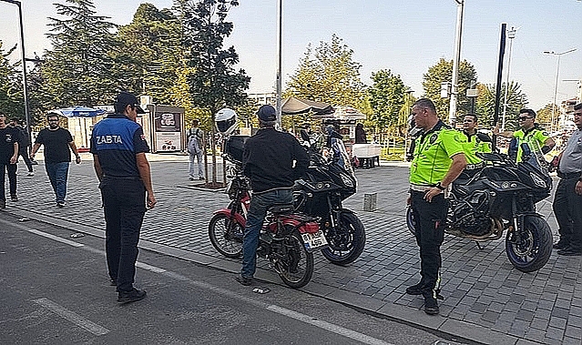 DÜZCE'DE KURALLARA UYMAYAN MOTOSİKLETLERE CEZA YAĞDI