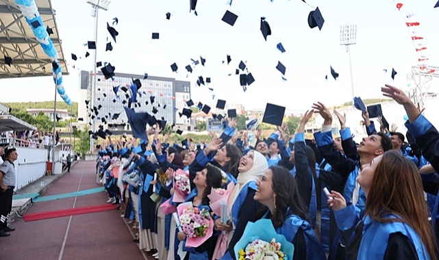 DÜZCE ÜNİVERSİTESİ MEZUNİYET TÖRENLERİ SONA ERDİ