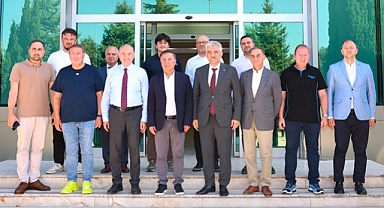 VALİ VE BELEDİYE BAŞKANI DÜZCESPOR'U İÇİN SAHAYA ÇIKTI 