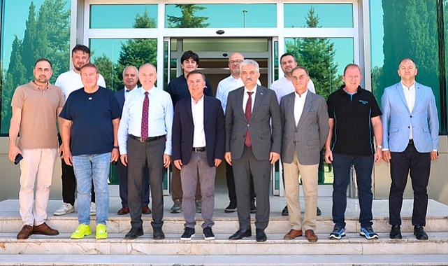 VALİ VE BELEDİYE BAŞKANI DÜZCESPOR'U İÇİN SAHAYA ÇIKTI