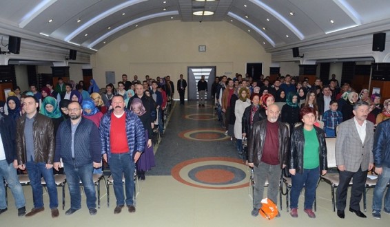 AK GENÇLER AYAKTA ALKIŞLANDI
