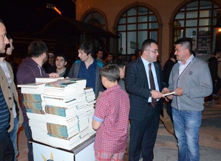 AK PARTİ’DEN HEM TATLI HEM KİTAP