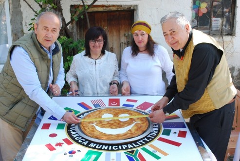 AKÇAKOCALI KADINLAR, DÜNYA BARIŞI İÇİN 2 REKOR BİRDEN KIRDI