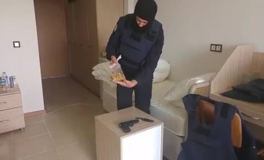 ÇATIŞMA BÖLGESİNDEKİ POLİSLERİ DUYGULANDIRAN HEDİYE
