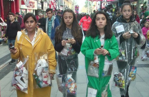 ÇÖPLERİ ÜZERLERİNDE BİRİKTİRİYORLAR