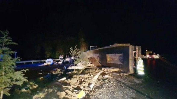 D-655 KARAYOLUNDA TIR DEVRİLDİ: 1 ÖLÜ