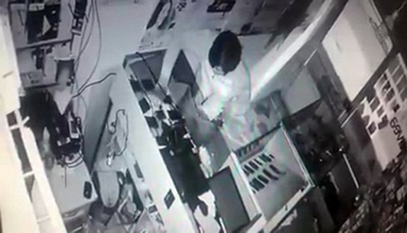 DÜKKANA GİREN HIRSIZ, GÜVENLİK KAMERALARINA TAKILDI