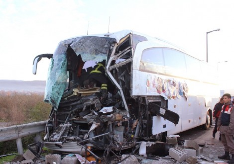 DÜZCE'DE FECİ KAZA: 1 ÖLÜ, 10 YARALI