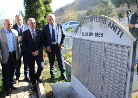 DÜZCE DEPREMİ’NDE HAYATLARINI KAYBEDEN VATANDAŞLAR ANILDI