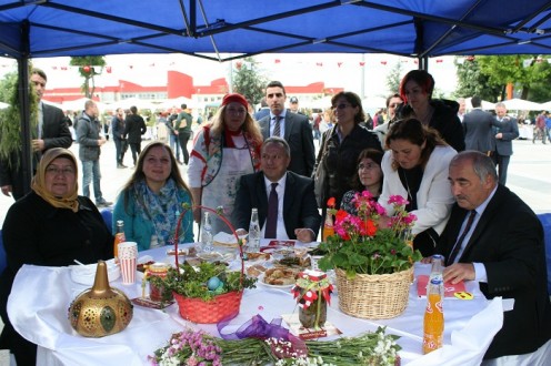 DÜZCE OT FESTİVALİ RENKLİ GÖRÜNTÜLERLE BAŞLADI