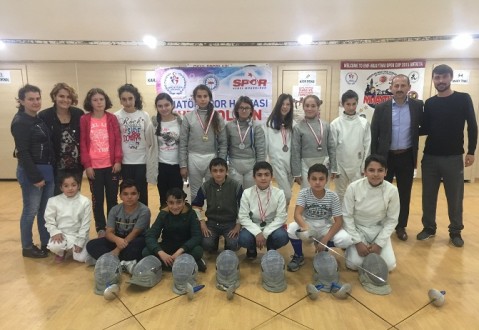ESKRİM ŞAMPİYONLARI MADALYALARINI ALDI