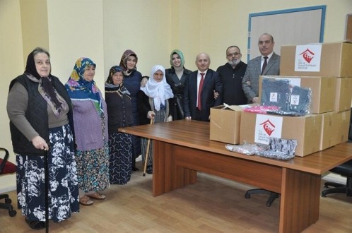 HUZUREVİ SAKİNLERİNDEN SURİYELİ ÇOCUKLARA YARDIM