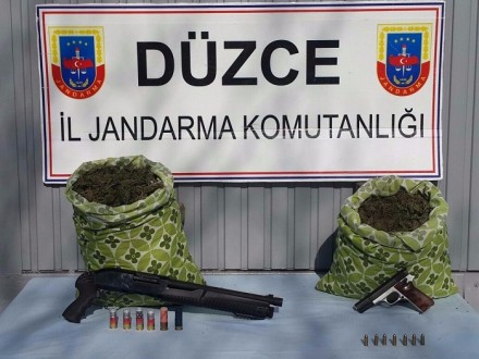 JANDARMADAN SİLAH VE UYUŞTURUCU BASKINI