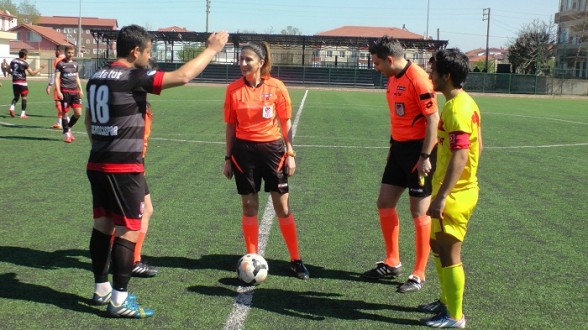 KADIN HAKEM YÖNETTİ, CENTİLMENLİK RÜZGARI ESTİ