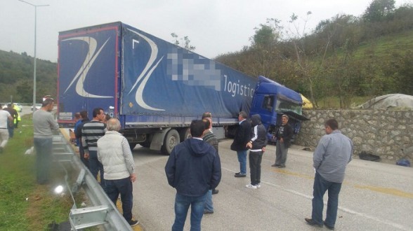 KAYGANLAŞAN YOLDA KAYAN TIR, YOLU TRAFİĞE KAPATTI