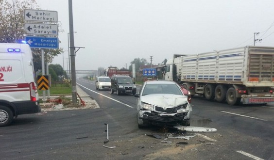OTOMOBİL İLE SERVİS MİNİBÜSÜNÜN ÇARPIŞTIĞI KAZADA 3 KİŞİ YARALANDI