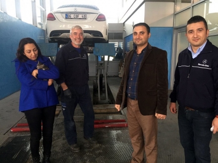 OTOMOBİLDE SIKIŞAN KEDİYİ KURTARMAK İÇİN KEDİ SESİ DİNLETTİLER